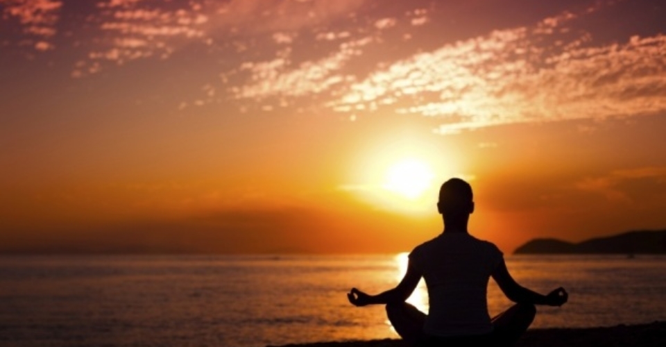 VFy4H6_mulher-praia-sol-meditando-76492-620×350